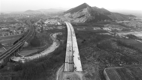 南官庄大桥箱梁全部架设完成，为加快工程建设进度奠定了坚实基础。